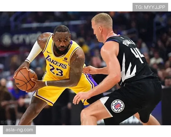 湖人第三节净胜25分完成逆转，詹姆斯与戴维斯合取60分