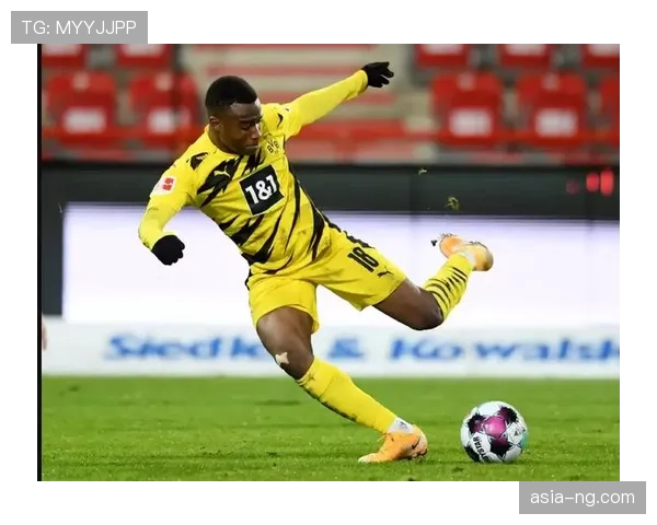 官方：多特蒙德与年轻中场穆科科完成续约，新合同至2030年