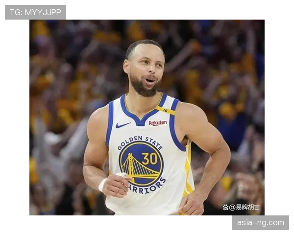 特写：库里在职业生涯第1000场常规赛赛后，向甲骨文球馆方向致敬